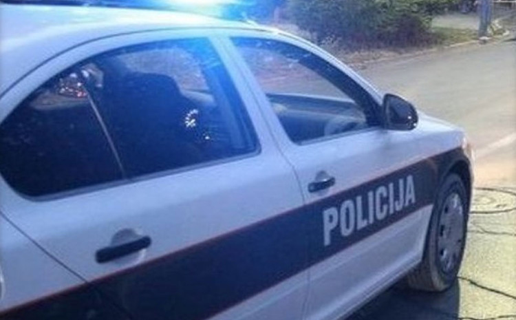Policija u centru Sarajevu pronašla drogu u vozilu, inspektori pretresaju i stan