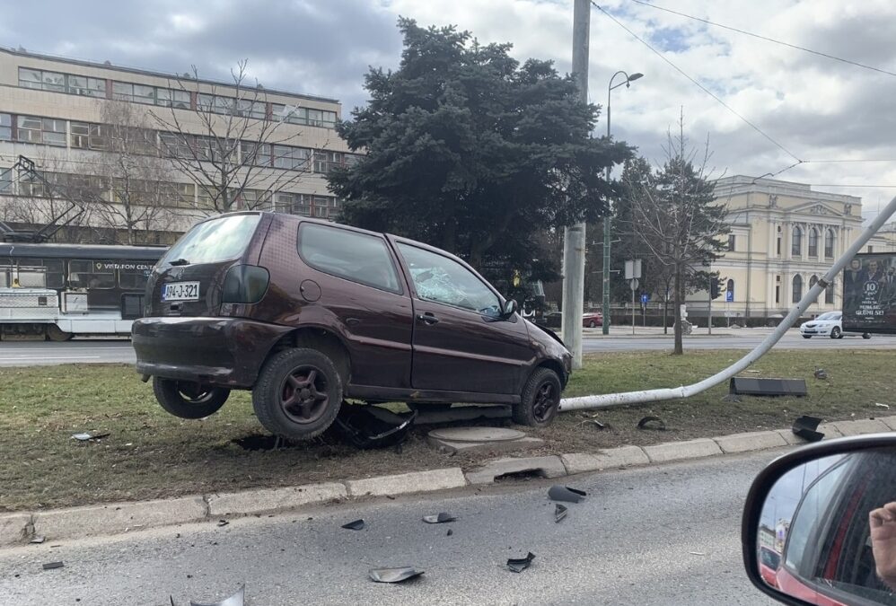 Sarajevo: Vozač automobila se zabio u semafor i oborio ga