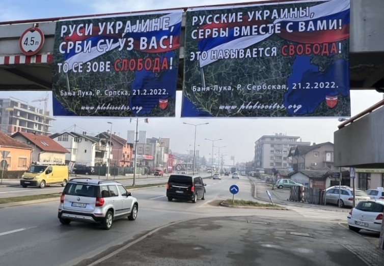 U Banjaluci osvanuli transparenti: “Rusi Ukrajine – Srbi su uz vas”