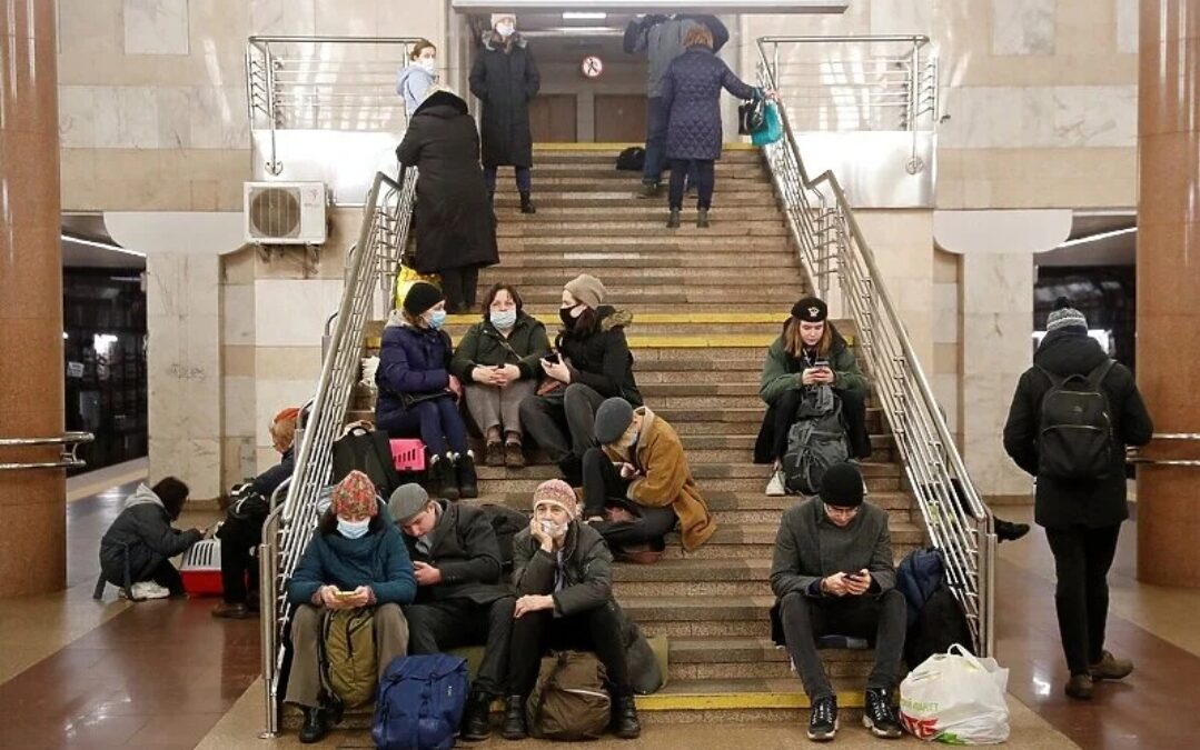 U Kijevu stanice metroa postaju skloništa, ljudi se sklanjaju zbog straha od ruskih napada