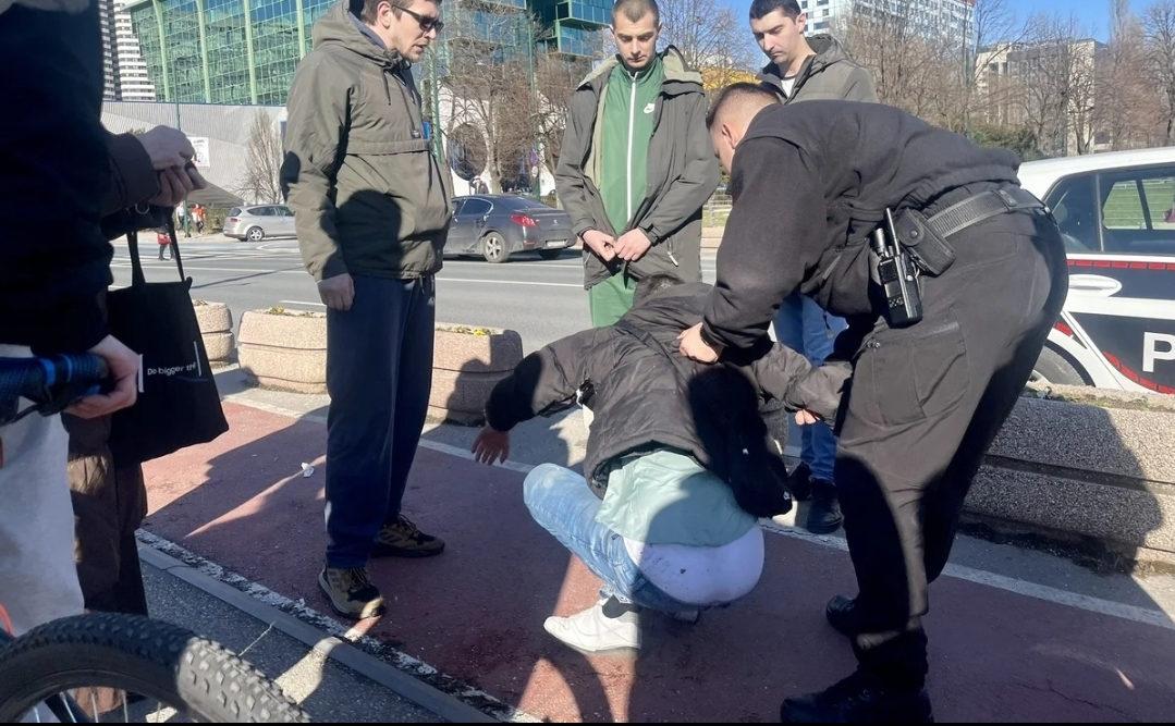 Sarajevo: Muškarac na ulici napao dvije žene, savladali ga prolaznici