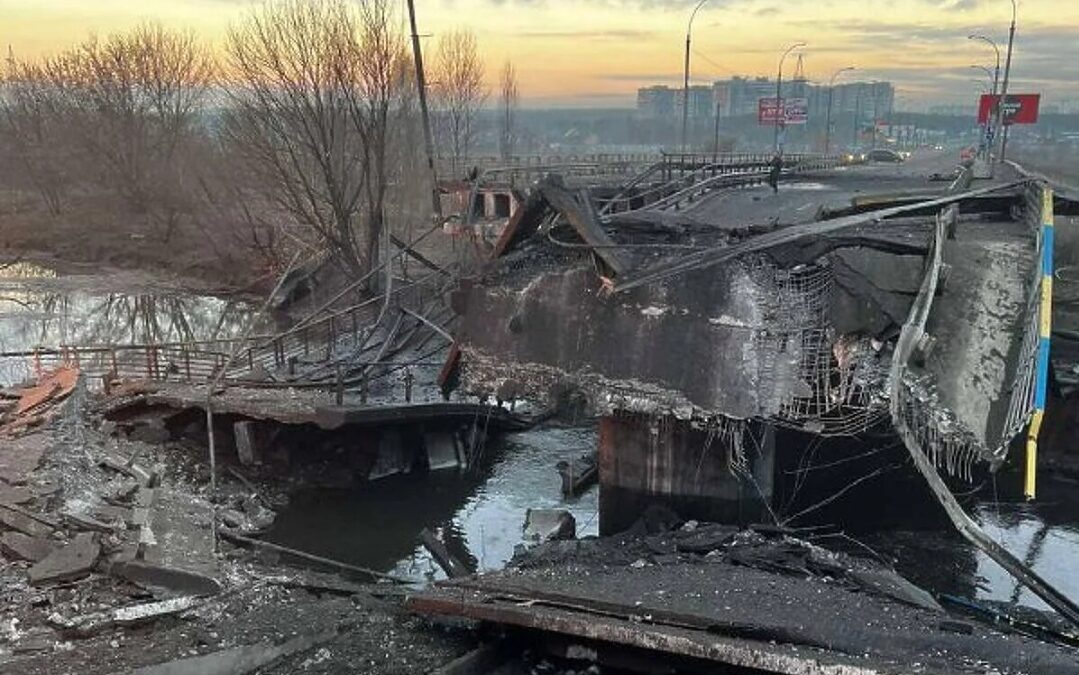 Ukrajinci srušili most kako bi spriječili ruske tenkove da uđu u Kijev