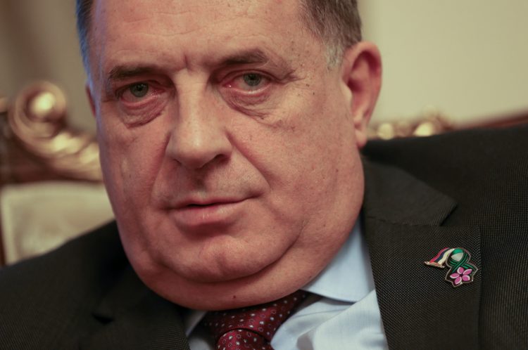 Dodik: Paradiranje EUFOR-a izaziva ljude 