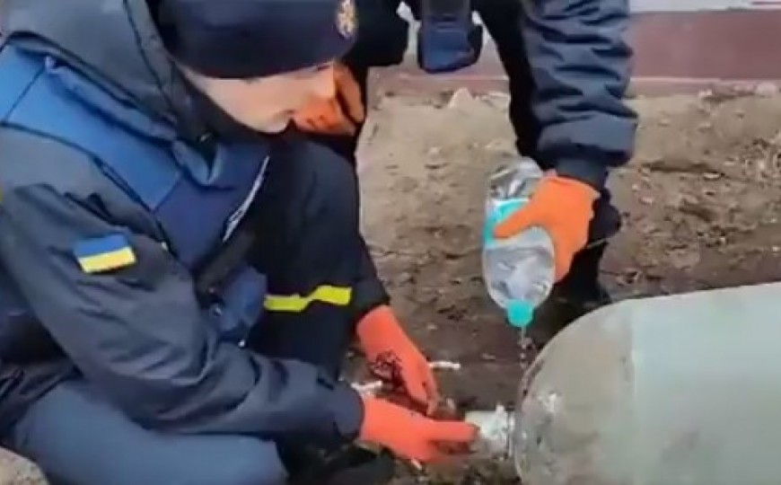 Pogledajte kako su Ukrajinci golim rukama i flašom vode deaktivirali rusku bombu