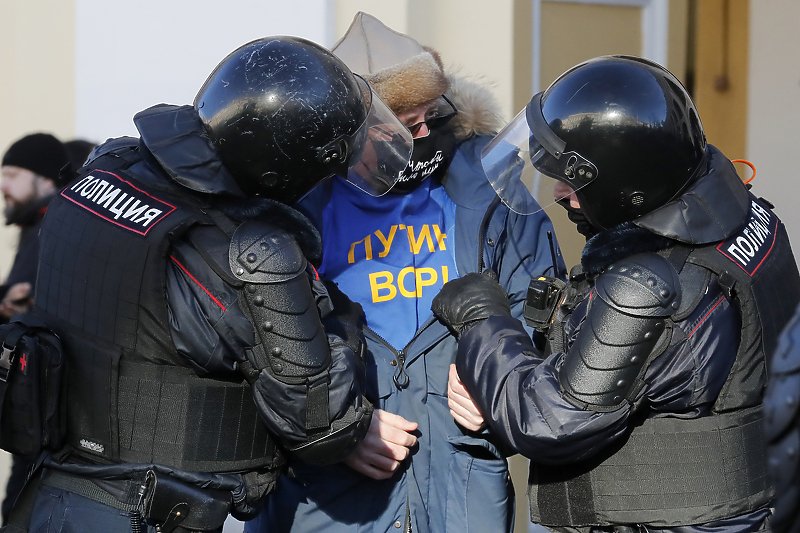 Na antiratnim protestima u Rusiji tokom nedjelje uhapšeno više od 4.300 građana