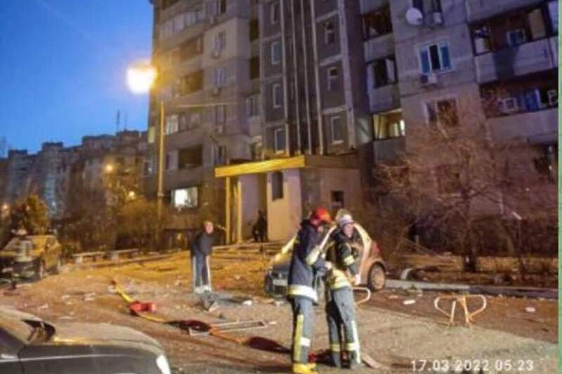 Jedna osoba poginula nakon što su ostaci projektila pogodili stambenu zgradu u Kijevu