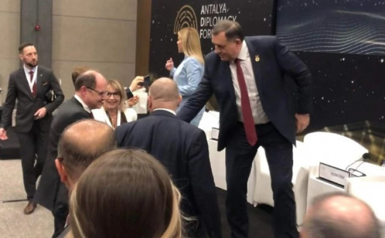 Srdačno rukovanje Milorada Dodika sa Kristijanom Šmitom