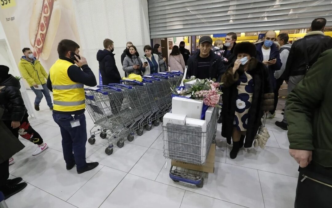 IKEA najavila da zatvara trgovine u Rusiji, ljudi stvorili ogromne gužve u tržnim centrima