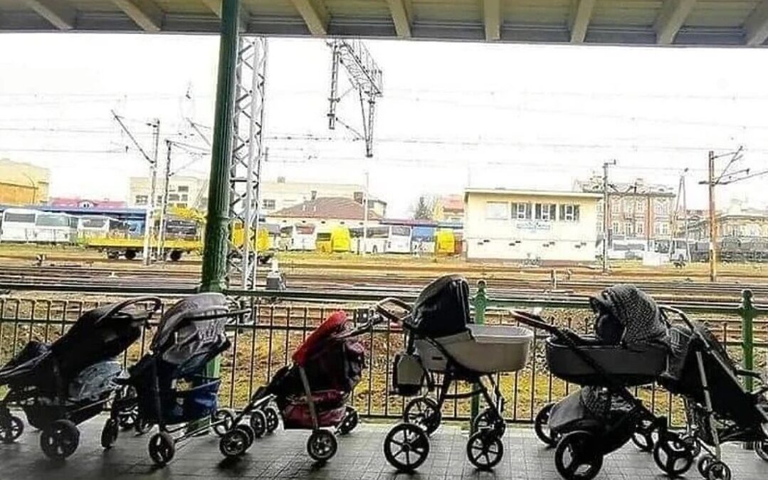 Poljaci na željezničkim stanicama ostavljaju dječija kolica za ukrajinske majke